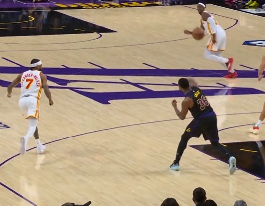 B体育平台-就用了3秒！斯玛特拿到篮板后场单臂甩传詹姆斯暴扣