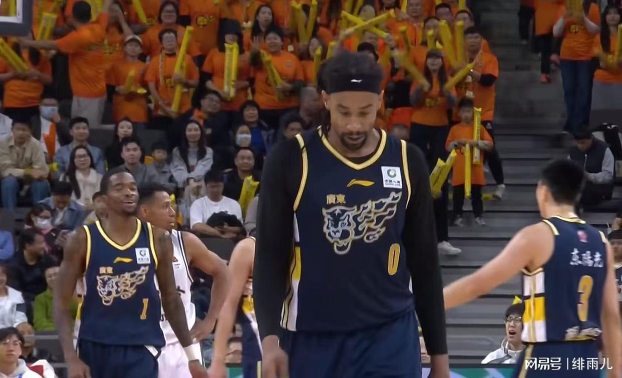 B体育-貌合神离？萨林杰庆生惨遭区别对待，或被广东队彻底放弃！