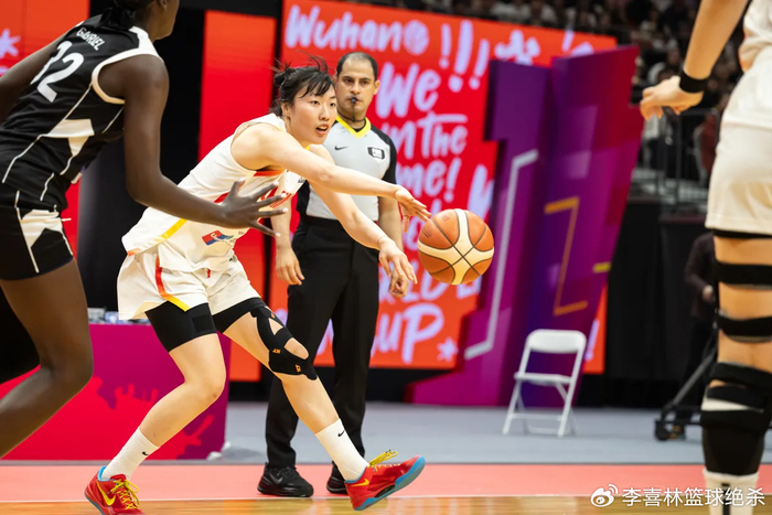 B体育app-在场赢24分！中国女篮24岁1米86王牌闪耀：李梦替身变3D悍将|三分球|小前锋|罗欣棫|宫鲁鸣|篮板_新浪体育_新浪新闻